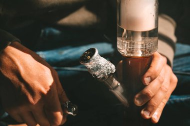 Ot, tıbbi marihuana ya da pipodan esrar içen bir adamı yakından çek. Esrar ve ot yasallaştırma kavramı. Yüksek kalite fotoğraf