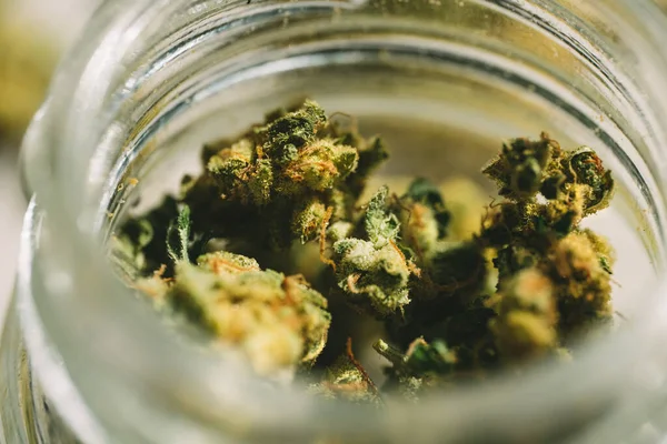 Cierre Marihuana Medicinal Brotes Flores Cannabis Frasco Vidrio Foto Alta —  Fotos de Stock