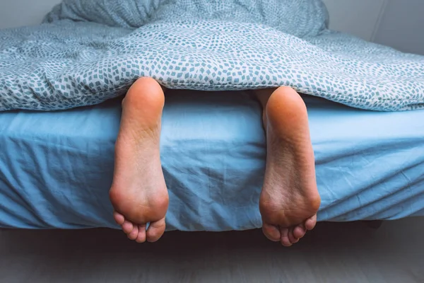 晚上女人的脚在毯子下健康的皮肤和腿高质量的照片 — 图库照片