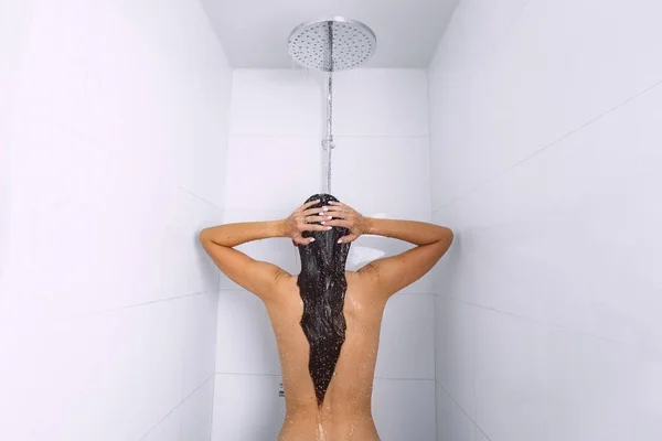Widok Tyłu Młodej Kobiety Biorącej Prysznic Stojącej Pod Wodą Spadającej — Zdjęcie stockowe