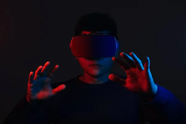Młody Człowiek Okularach Pojęcie Rzeczywistości Wirtualnej Technologii Metawersalnej Virtual Reality — Zdjęcie stockowe