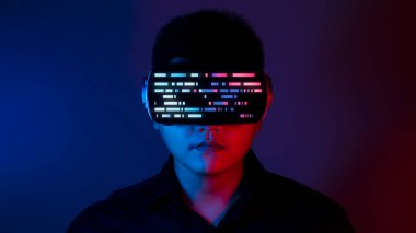 VR gözlük takan genç bir adam. Metaverse teknolojisi sanal gerçeklik kavramı. Sanal Gerçeklik Aygıtı, Simülasyon, 3D, AR, VR, Geleceğin Sosyal Medya Yeniliği ve Teknolojisi.