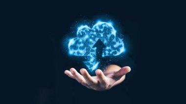 İş adamı sanal bulut bilgisayarına, veri transferine ve bulut hesaplamasına, geleceğin teknoloji kavramına sahip.