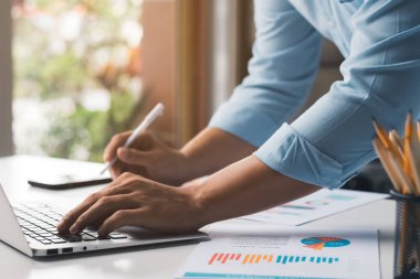 İş adamı analizi iş raporu grafiği ve finans şeması, finans ekonomisi kavramı, borsa araştırması ve bankacılık sektörü.