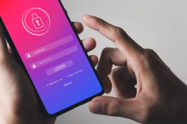 Siber güvenlik interneti ve ağ konsepti. Akıllı telefon bilgi güvenliği ve şifreleme, kullanıcının kişisel bilgilerine güvenli erişim, güvenli İnternet erişimi.