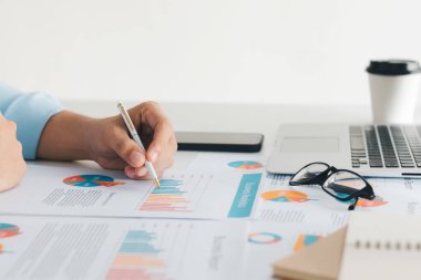 Erkek muhasebeciler mali raporlar, muhasebe tutanakları, yıllık kazançlar, finans ve iş kavramları üzerinde çalışır ve analiz ederler..