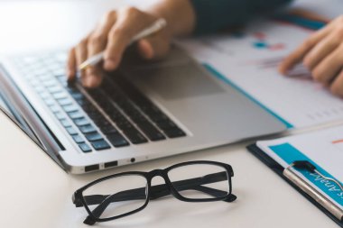 Ticari performansı finansal verilerden analiz eden ve planlayan işadamı yöneticisi, finans verileri ve ekonomik büyüme grafiği grafiğini analiz ediyor.