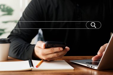 Adamın eli seni ilgilendiren şeyleri bulmak için akıllı telefonu kullanıyor. İnternet ağı kavramları hakkında bilgi bulunması.