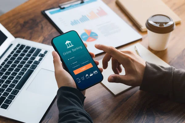 Çevrimiçi mobil bankacılık, hisse senedi ve yatırım yatırımları, emeklilik yatırım fikirleri için akıllı telefon kullanan bir erkek yönetici..