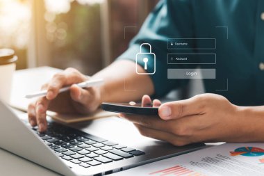 Siber güvenlik interneti ve ağ konsepti. Akıllı telefon bilgi güvenliği ve şifreleme, kullanıcının kişisel bilgilerine güvenli erişim, güvenli İnternet erişimi.