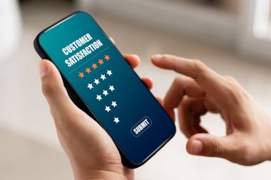 Erkek müşteri akıllı telefonlarına beş yıldızlı bir not verir, memnuniyet, müşteri hizmetleri tecrübesi. Hizmet Değerlendirme Değerlendirme ve Memnuniyet Anketi.
