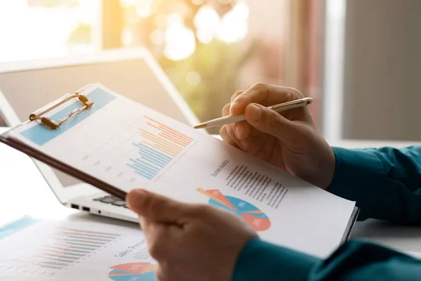 Concepto Contable Hombre Negocios Que Trabaja Usando Ordenador Portátil Con —  Fotos de Stock