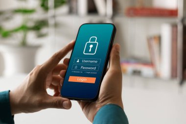 Siber güvenlik interneti ve ağ konsepti. Akıllı telefon bilgi güvenliği ve şifreleme, kullanıcının kişisel bilgilerine güvenli erişim, güvenli İnternet erişimi.