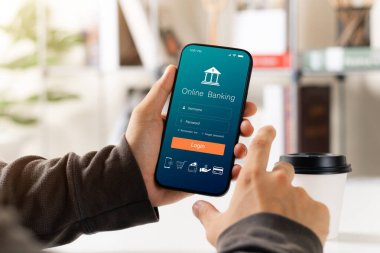 Çevrimiçi mobil bankacılık, hisse senedi ve yatırım yatırımları, emeklilik yatırım fikirleri için akıllı telefon kullanan bir erkek yönetici..