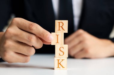 Gelecekteki iş için potansiyel risk azaltma fikri, yöneticiler kare tahta blokları söküyorlar.