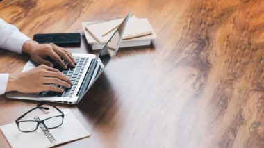 İş yerlerinde dizüstü bilgisayar kullanan işadamı bizimle bağlantı kurar, fikir üreten yatırımcıları internetten arar, fikir yatırımcılarını arar. yatay boyut resmi.