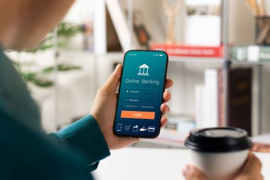 Çevrimiçi mobil bankacılık, hisse senedi ve yatırım yatırımları, emeklilik yatırım fikirleri için akıllı telefon kullanan bir erkek yönetici..