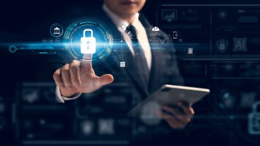 Verileri korumak için siber güvenlik ve gizlilik kavramları. Simge ve internet ağ güvenlik teknolojisini kilitle. Kişisel verileri tabletler ve sanal arayüzler üzerinde koruyan işadamları.