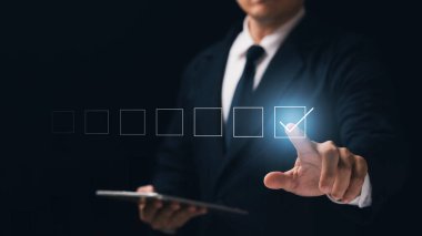 İş adamı karelere doğru anlamlarla dokunuyor, iş kavramı..