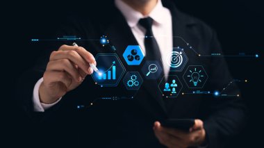 Sanal ekranlara bakan uzun vadeli iş geliştirme ve yönetim yöneticileri konsepti iş grafiği hedef simgesi ayarı, sorun çözme, iş akışları, optimal ticari işlemler ve yenilikçilik.