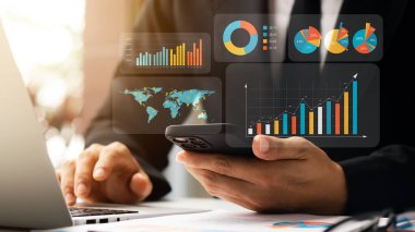 Sanal ekran gösteren iş adamı, iş büyümesi ve yatırım grafiklerinin analizi, satış kârlarını artırmak için stratejik planlama, uzun vadeli planlama.