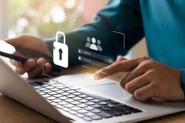 Verileri korumak için siber güvenlik ve gizlilik kavramları. Simge ve internet ağ güvenlik teknolojisini kilitle. Kişisel verileri dizüstü bilgisayarlarda ve sanal arayüzlerde koruyan iş adamları.