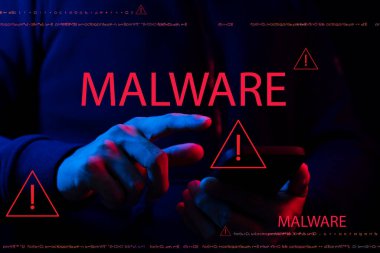 kötü amaçlı yazılım kavramı siber suçlar ve önleme yöntemleri, kötü amaçlı yazılım ve virüs ekranlarını gösteren akıllı telefonlar, hackleme şifreleri ve kişisel veriler.