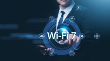 Wi-Fi teknolojisi 7 ile akıllı telefon kullanan adam, yeni teknolojiyle internet dünyasına bağlanıyor..