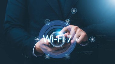 Wi-Fi teknolojisi 7 ile akıllı telefon kullanan adam, yeni teknolojiyle internet dünyasına bağlanıyor..