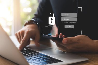 Siber güvenlik interneti ve ağ konsepti. Akıllı telefon bilgi güvenliği ve şifreleme, kullanıcının kişisel bilgilerine güvenli erişim, güvenli İnternet erişimi.