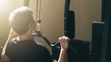 Kablolu TV 'de egzersiz yapan, spor salonunda beden geliştiren, arka plan.
