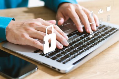 Siber güvenlik kavramı küresel ağ güvenlik teknolojisi, iş adamları kişisel bilgileri korur. Sanal arayüzde asma kilit simgesi ile şifreleme.