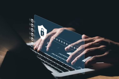 Verileri korumak için siber güvenlik ve gizlilik kavramları. Simge ve internet ağ güvenlik teknolojisini kilitle. Kişisel verileri dizüstü bilgisayar ve sanal arayüzlerde koruyan iş adamları.