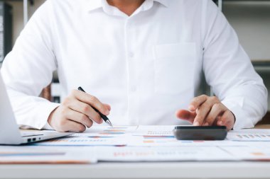 Yatırımcılar kâr ve maliyetleri hesap makineleri, büyüme ve yatırım grafiği analizi, iş planlaması ve satış kârını maksimuma çıkarmak için stratejilerle hesaplıyorlar. Uzun vadeli iş planı.
