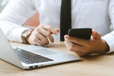 Cep telefonu yazma, mobil sohbet dizüstü bilgisayarı kullanma, iş yerlerinde bizimle temas kurma, fikir yatırımcıları için internet arama, insanları birbirine bağlayan fikirler planlama..