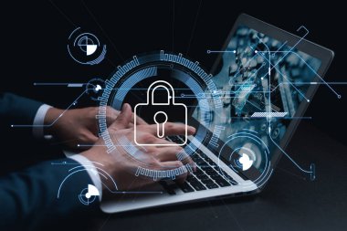 Verileri korumak için siber güvenlik ve gizlilik kavramları. Simge ve internet ağ güvenlik teknolojisini kilitle. Kişisel verileri dizüstü bilgisayar ve sanal arayüzlerde koruyan iş adamları.