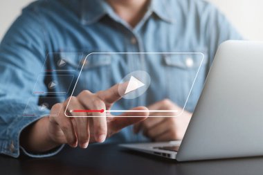 Akıllı telefonlu çevrimiçi film yayını. Genç adam cep telefonundan hayali bir video oynatıcı servisi ile film izliyor..