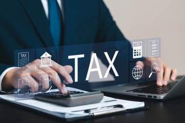 İş adamları vergi ödemeleri için kişisel gelir vergi iade formlarını çevrimiçi tamamlamak için dizüstü bilgisayar ve akıllı telefonlar kullanıyorlar.