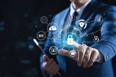 Verileri korumak için siber güvenlik ve gizlilik kavramları. Simge ve internet ağ güvenlik teknolojisini kilitle. Sanal arayüzlerde kişisel verileri koruyan işadamları.