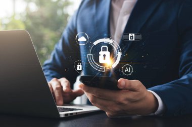 Verileri korumak için siber güvenlik ve gizlilik kavramları. Simge ve internet ağ güvenlik teknolojisini kilitle. Kişisel verileri dizüstü bilgisayar ve sanal arayüzlerde koruyan iş adamları.
