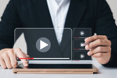 Akıllı telefonlu çevrimiçi film yayını. Genç adam cep telefonundan hayali bir video oynatıcı servisi ile film izliyor..