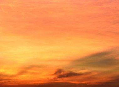 Bulutlar ve akşam gökyüzü gün batımında.