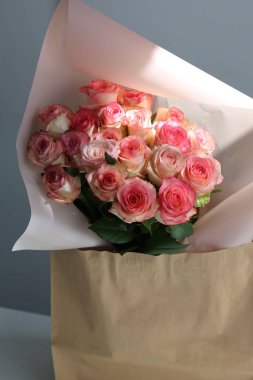 Kutlamalar için bir buket pembe bej gül çiçeği.