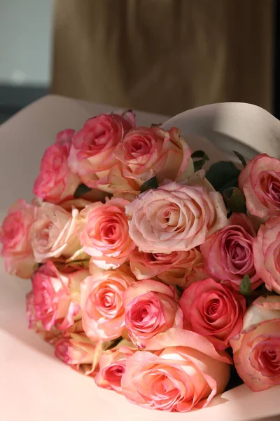 Bukiet Różowo Beżowe Kwiaty Róż Uroczystości — Zdjęcie stockowe