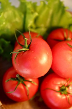 Mutfakta domates ve marul var.