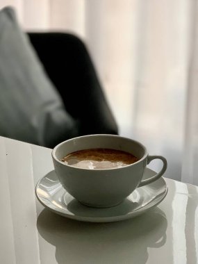 Bir fincan sütlü kahve Şafak sökerken