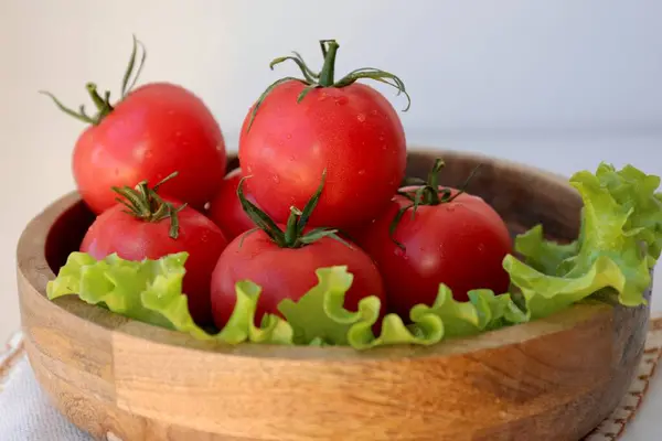 キッチンの赤い野菜トマトとレタス — ストック写真