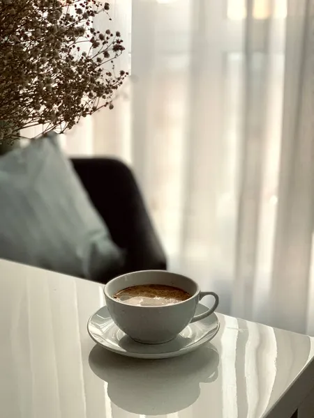 Una Taza Café Con Leche Sobre Fondo Del Alba —  Fotos de Stock