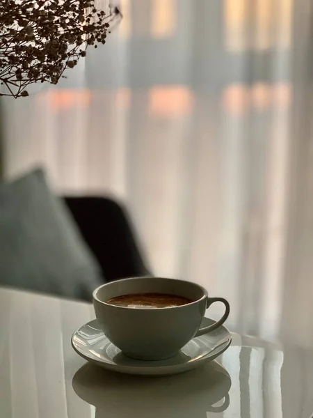Чашку Кофе Молоком Фоне Рассвета — стоковое фото