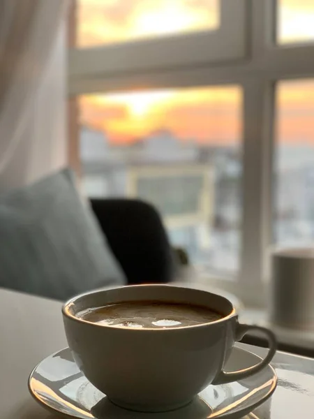 Una Tazza Caffè Con Latte Sullo Sfondo Dell Alba — Foto Stock